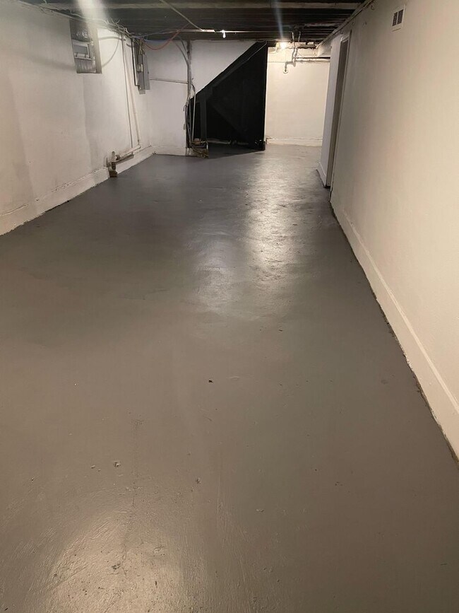 Building Photo - Section 8 Welcomed Large 2 Bedroom