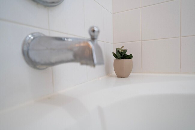 Building Photo - Town House 3 Bedroom and /2.5 Bathrooms. At Lee Vista area gated Community.