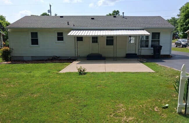 Building Photo - 1923 Woodmont Dr