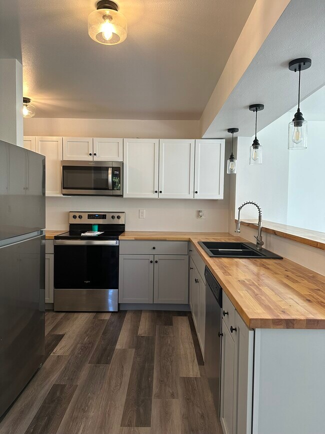 Building Photo - Valley View Estates B