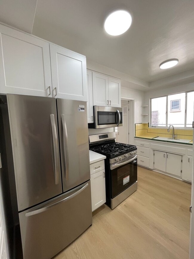 Building Photo - 1059-1059 S Genesee Ave