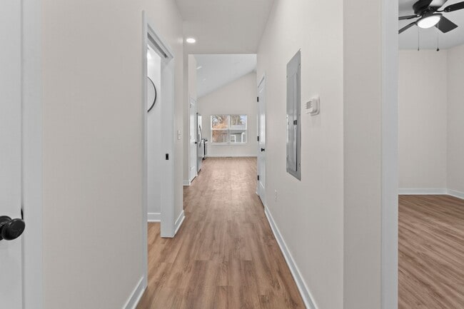 Building Photo - Incredible 2 bedroom 1 bathroom Duplex!
