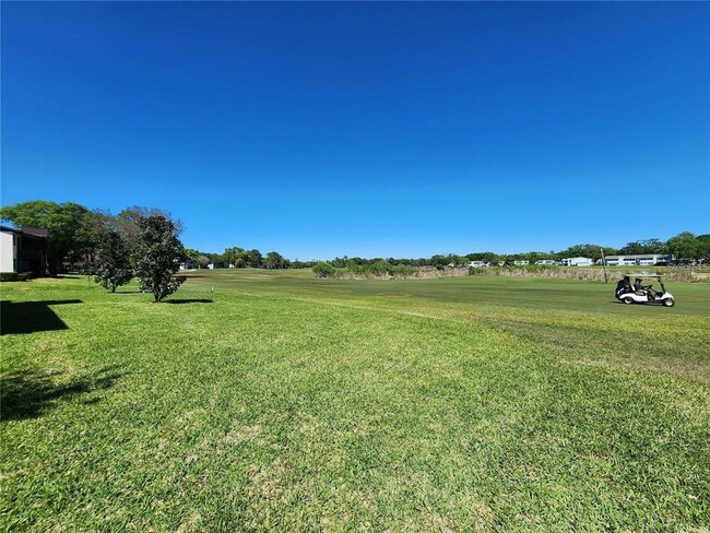 Building Photo - 552 Fairways Dr