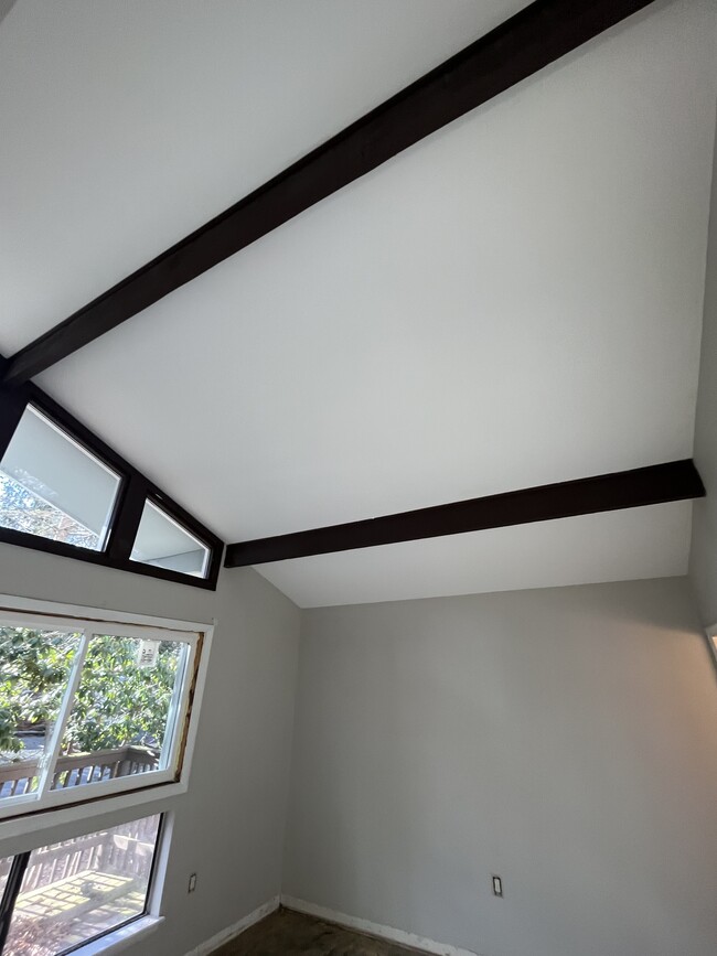 13 feet vaulted ceiling in 2nd bedroom - 8112 Shadow Ter