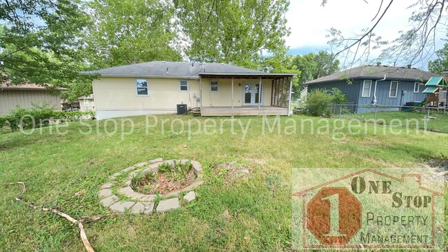 Building Photo - 4 bedroom, 2 bathroom home in Blue Springs...