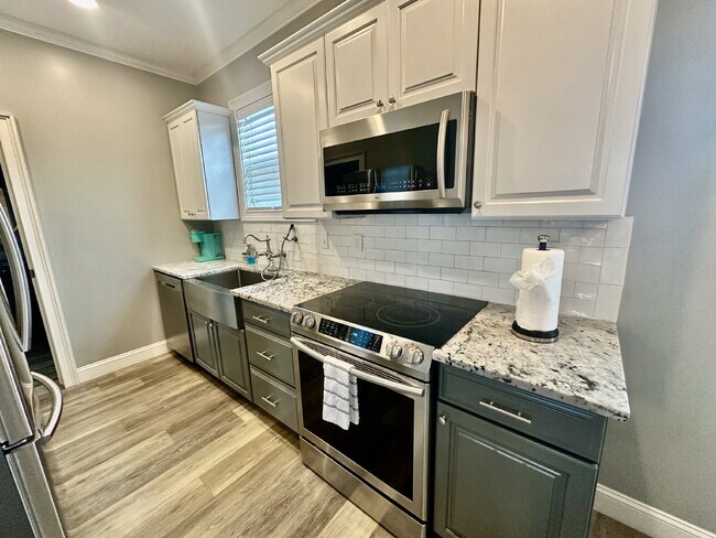 Building Photo - One Bedroom Furnished Garage Apartment in Bluffton Park!