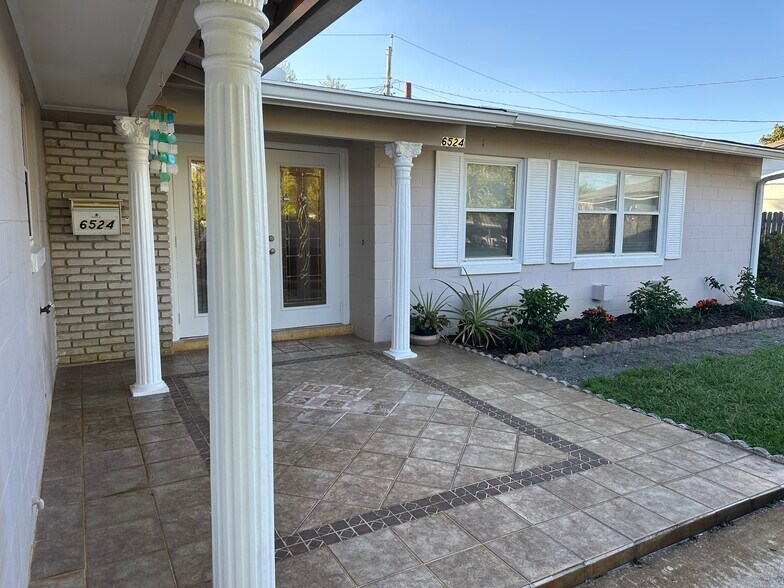 Building Photo - 6524 Voltaire Dr