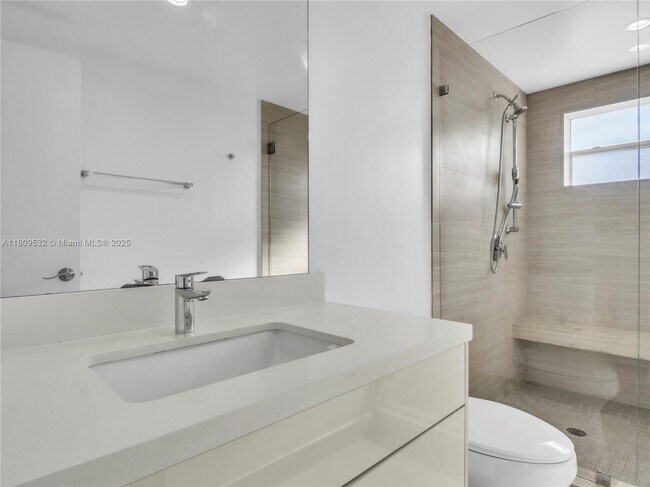 Building Photo - 9373 Fontainebleau Blvd