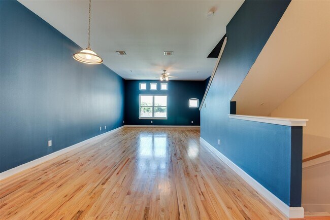 Building Photo - 5941 S Loop E