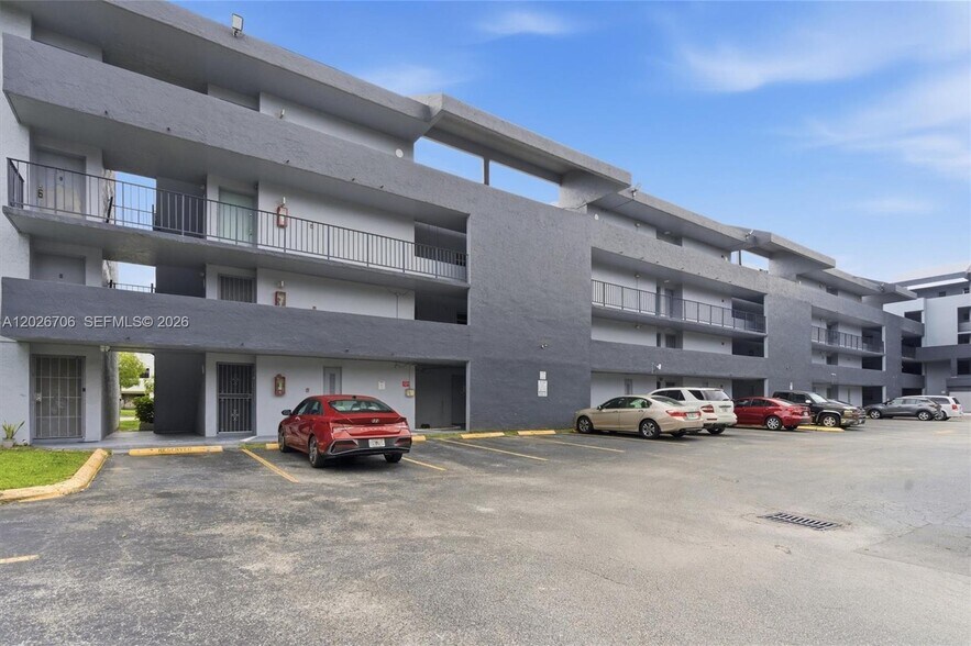 Building Photo - 210 Fontainebleau Blvd