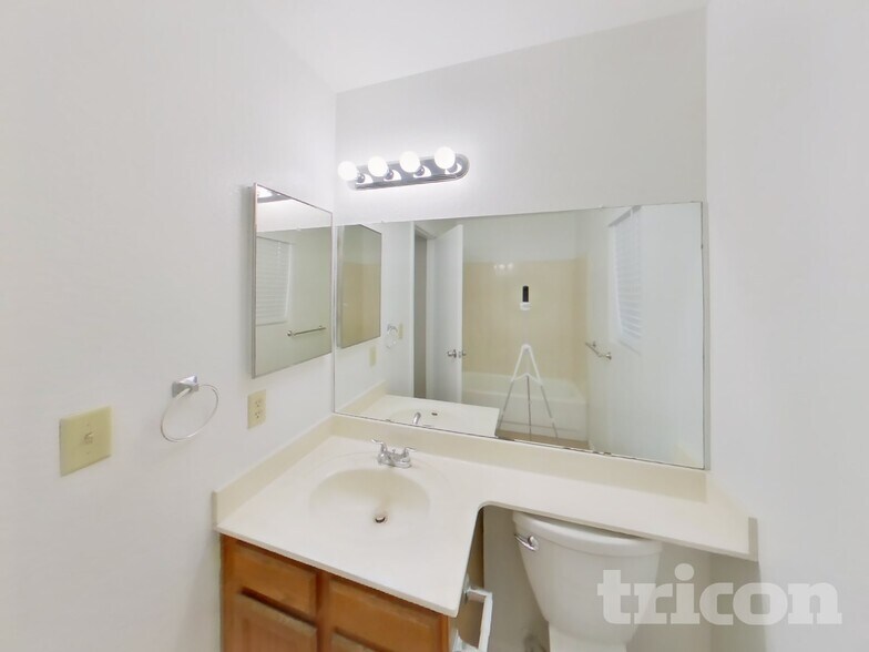 Building Photo - 6219 W North Ln