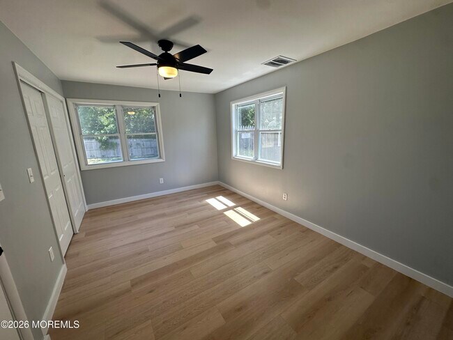 Building Photo - 10 James Hollow Dr