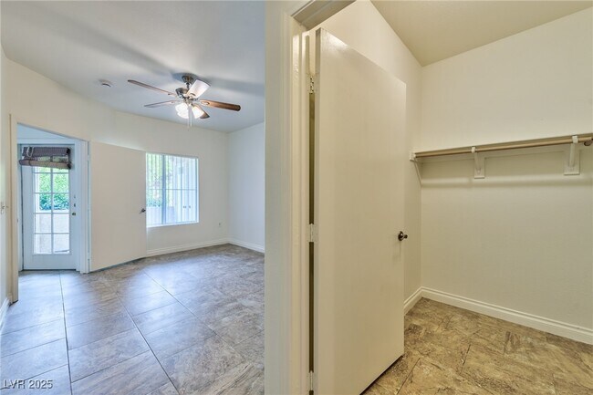 Building Photo - 3400 Cabana Dr