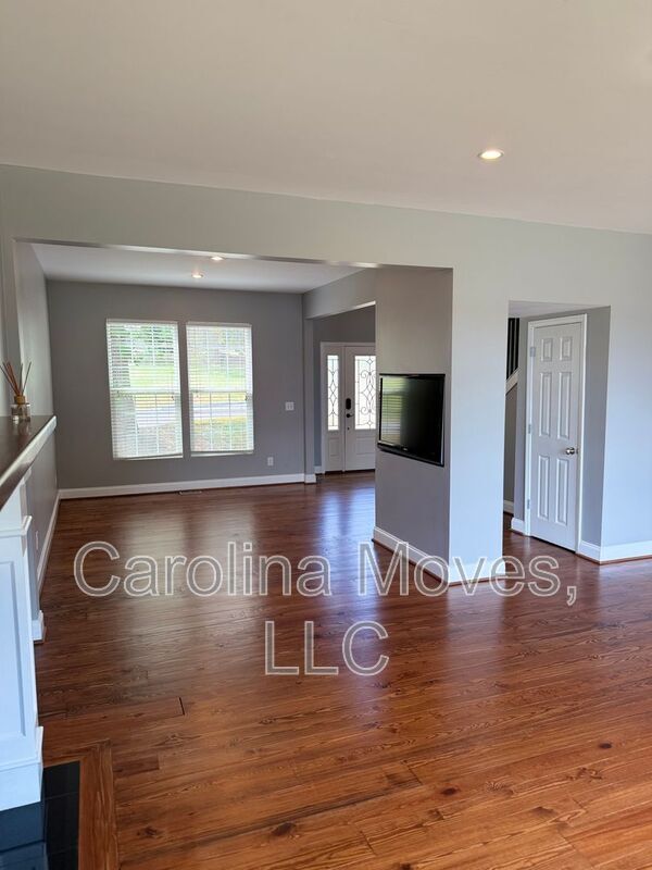 Building Photo - 2208 Howlong Ave