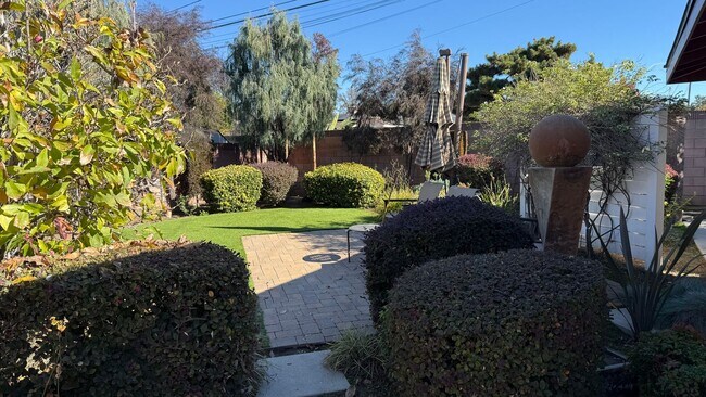 Building Photo - Large 3 bedroom home on beautifully landscaped lot