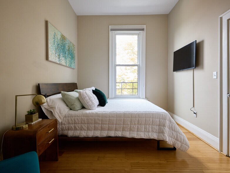 Building Photo - 440 Hopkins St