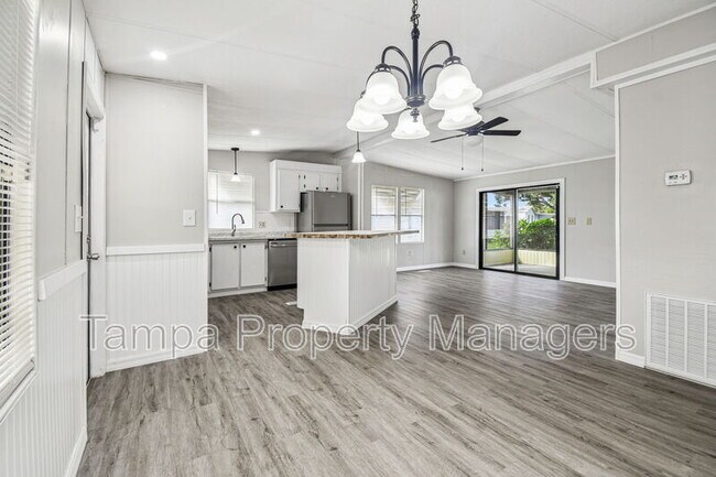 Building Photo - 201 Country Ln