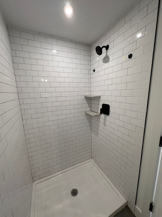 Building Photo - Recently Constructed, Modern 3 Bed / 3 Bath Bi Level Apartment Near Temple — Private Rooftop + Ba...