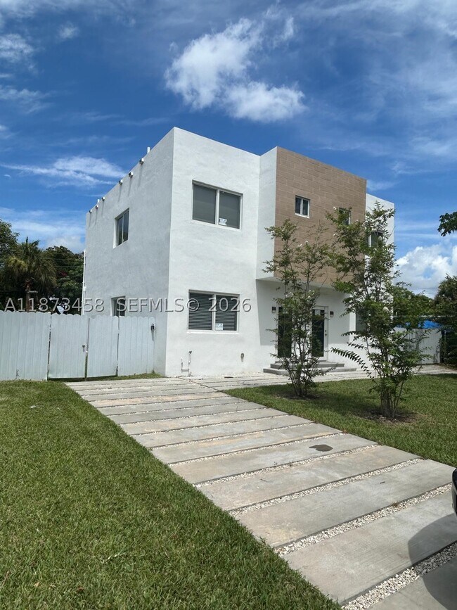 Building Photo - 723 NW 19th St