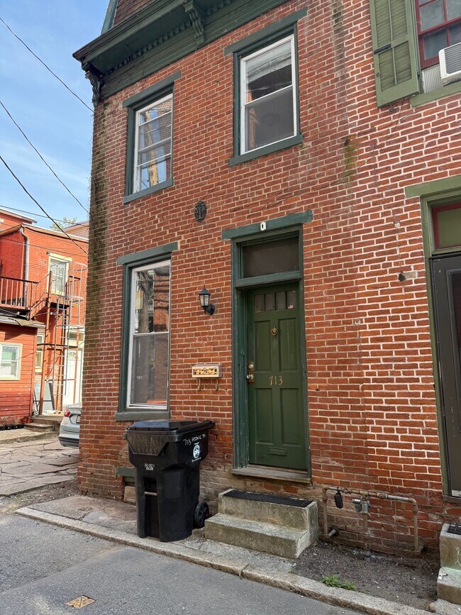 Primary Photo - 713 Prince St