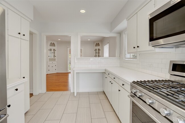 Building Photo - 2412 Nottingham St