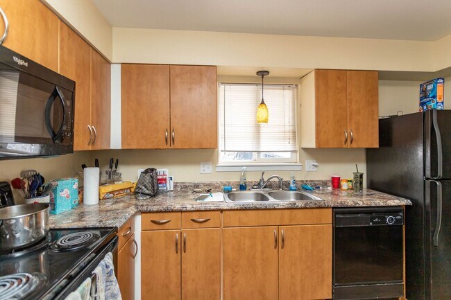 Building Photo - Fourplex in great central location!