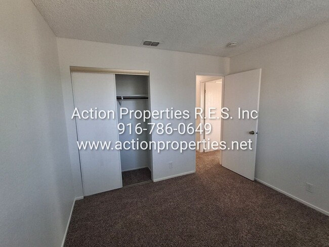 Building Photo - 2 Bed, 2 Bath - 1 Car Garage - Duplex - Pr...