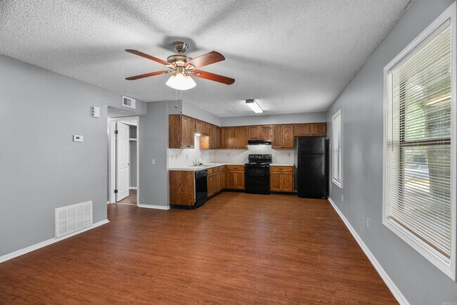 Building Photo - 1309 Country Oaks Dr