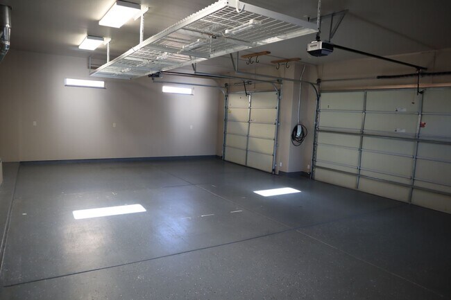 Building Photo - Your own resort! Elegant, Exclusive & Exquisite.