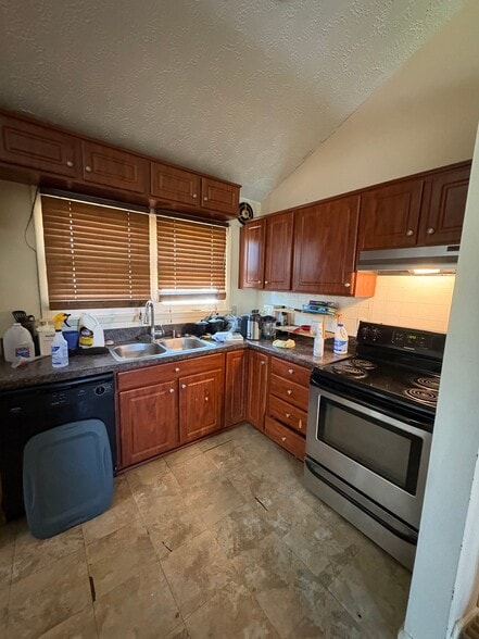 Building Photo - 4564 Dundee Ave