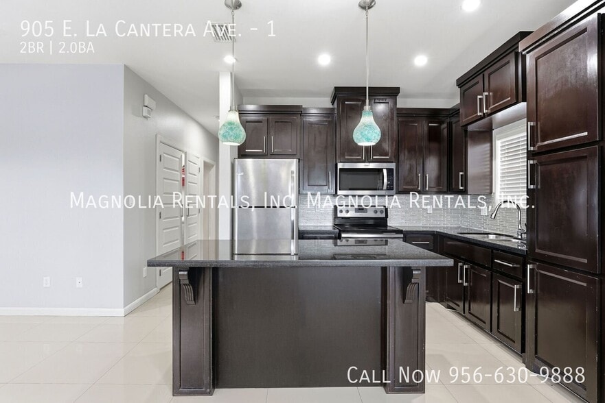 Building Photo - 905 E la Cantera Ave