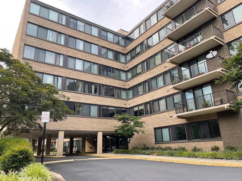 Primary Photo - 600 Roosevelt Blvd