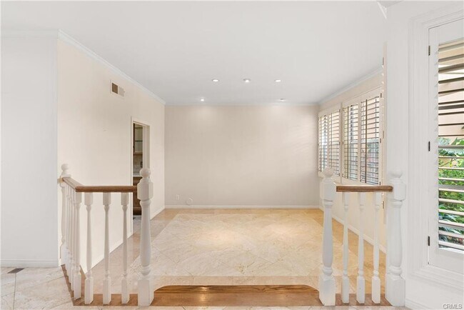Building Photo - 6121 Greenbrier Dr