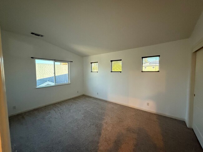 Building Photo - Large two story in Rose Hollow neighborhoo...