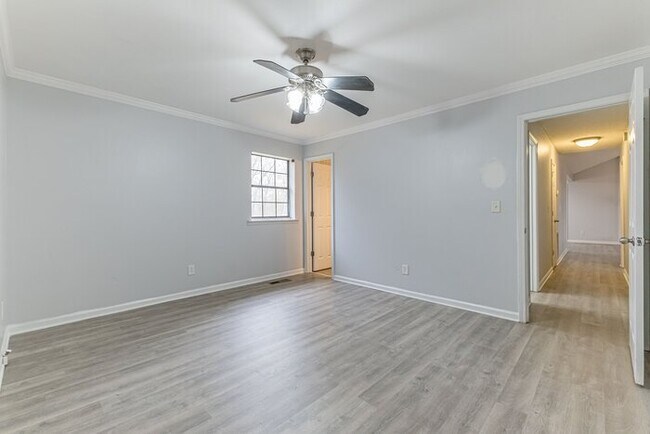 Building Photo - Ranch 3 bedroom 2 bath !