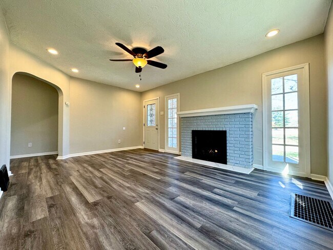 Building Photo - Charming  2-bedroom, 1-bathroom Storybook Cottage Awaits!