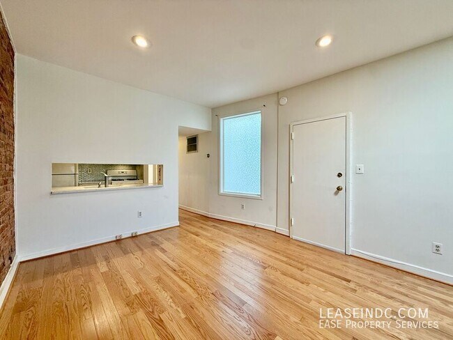 Building Photo - 1239 C St SE