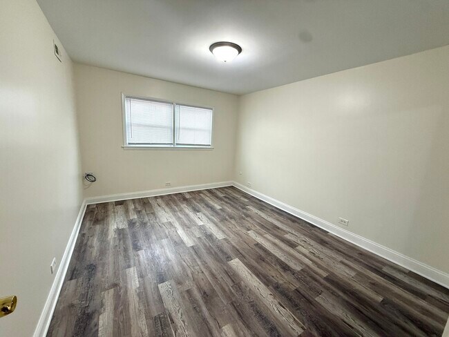 Building Photo - 11137 S Emerald Ave