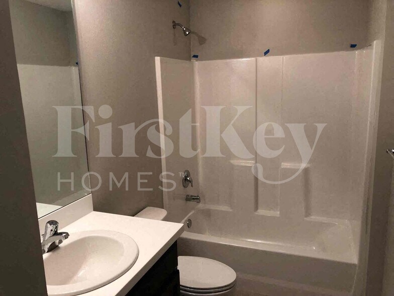 Building Photo - 1773 SW Cannon Ave