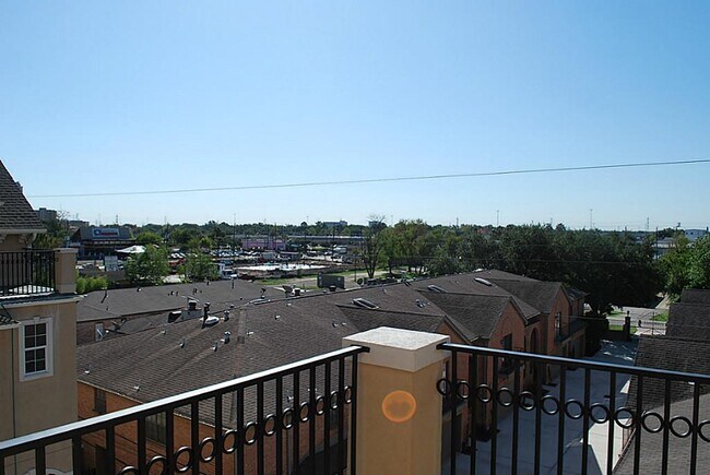 Building Photo - 5629 Dolores St