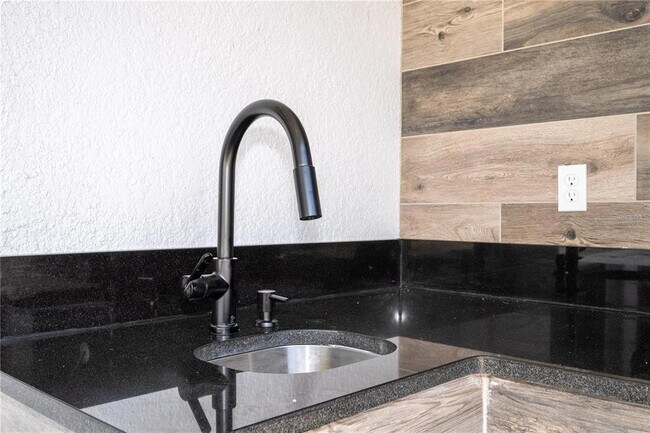 Building Photo - 5090 Shady Pnes Dr