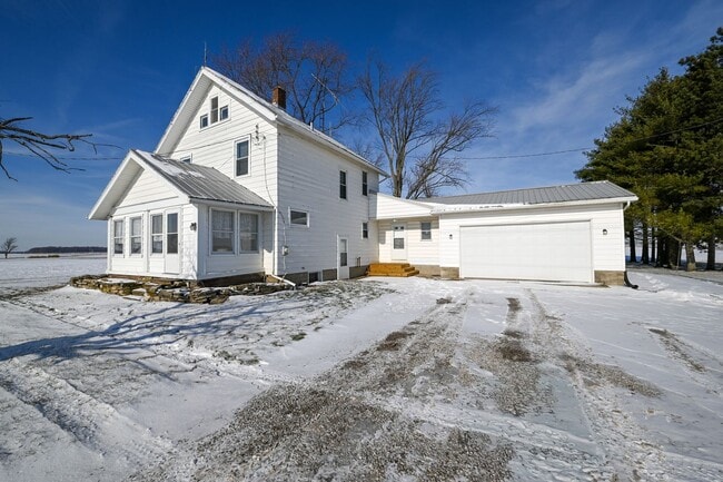 Building Photo - Large 4 Bedroom/2 Bath Home For Rent