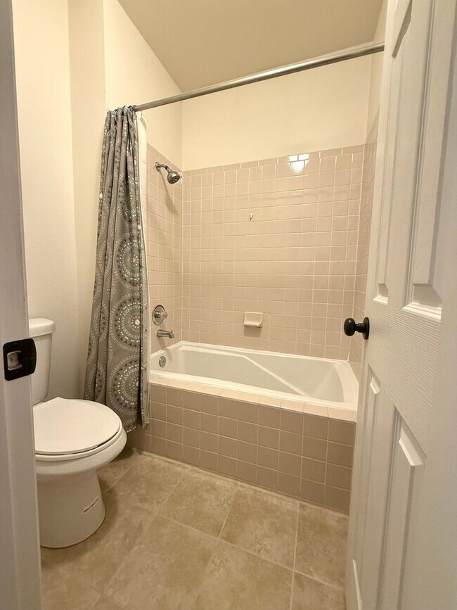 Building Photo - Top-Floor 2 Bed/2 Bath Condo in SE Fort Collins - Pool, Hot Tub & Fitness Center - $1,895/mo - Mo...