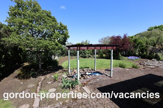 Building Photo - NE 22nd Ct - Gresham 4 bedroom split level home