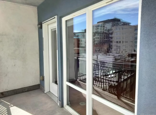Building Photo - Amazing one bedroom one bathroom Denver Condo