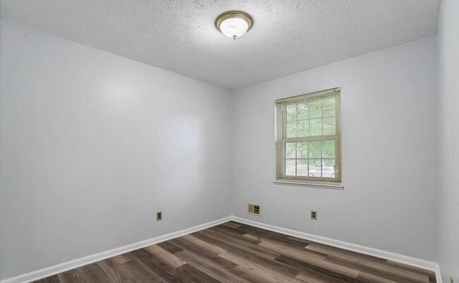 Building Photo - Updated Hillview Home! 3BR/2BA with Basement!