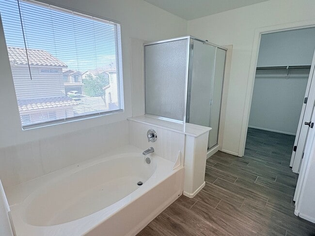 Building Photo - 4 bed/3bath in desirable Paseo Del Rio Community