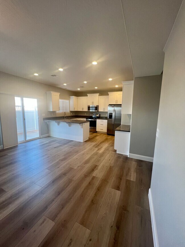 Building Photo - Beautiful newer 3 bedroom, 2.5 bathroom townhome! Amazing views!