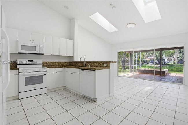 Building Photo - 10633 NW 32nd Ct
