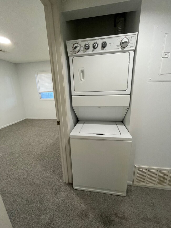 Building Photo - 1 bedroom apartment with in-unit laundry, ...